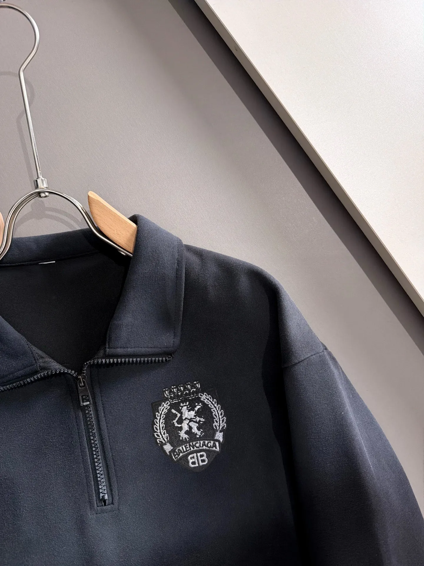 Exclusive launch in Paris of 2026 autumn and winter New Arrival sweatshirts for men and women. Many stars have the same style. Craftsmanship that cannot be replicated by ordinary small workshops. We are not afraid of any challenges in terms of materials, detail restoration and craftsmanship, just to provide you with wonderful products. Compare the top Original versions at will. No expense is spared just to make it better. Unique imported fabric feel. Purely imported German machine production. Precision operation. Thousands of needles density. Complete set of New Arrival accessories with three standards. Versatile fashionable upper body. A perfect choice for autumn and winter. A must-have item. Sizes: M-3XL (please state your height and weight when placing an order)